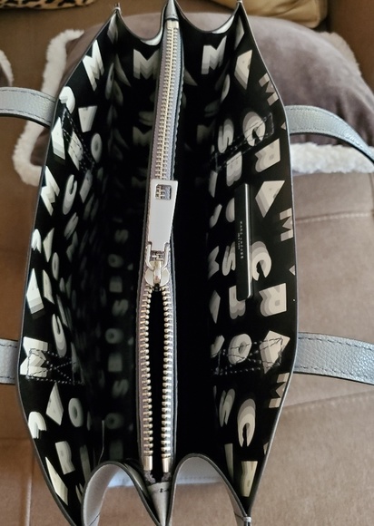 💯 Marc Jacobs Repeat Leather Tote NWOT - Picture 5 of 16